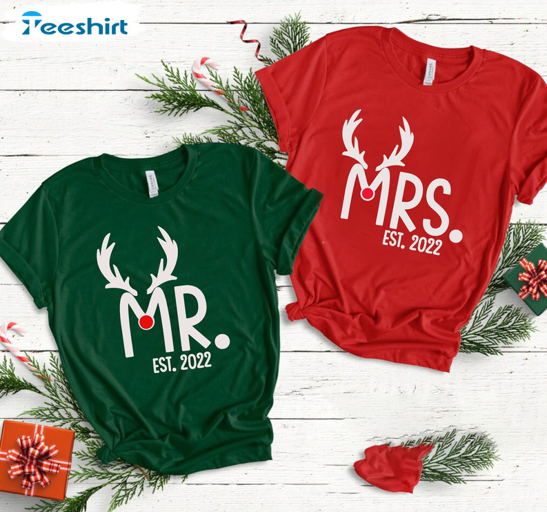 Mr And Mrs Est 2022 Christmas Shirt – Xmas Deer Crewneck Unisex T-shirt