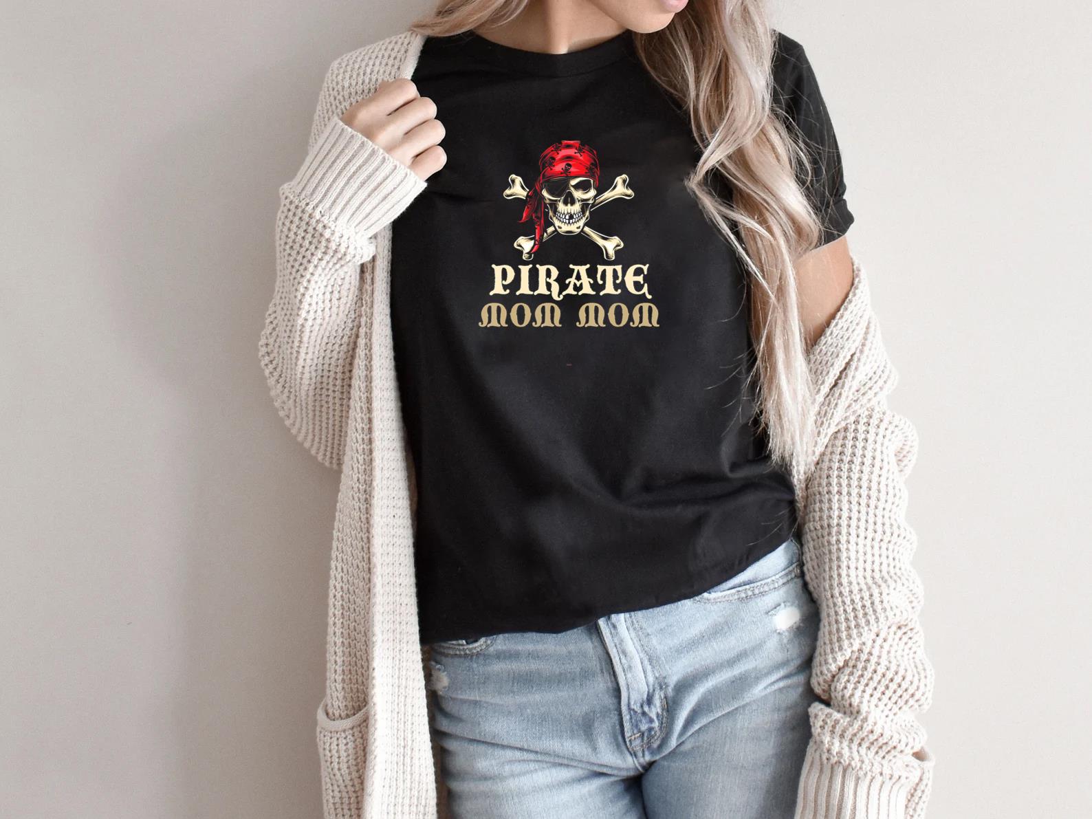 Pirate Mom-Mom Skull Costume Halloween Funny MomMom T-Shirt