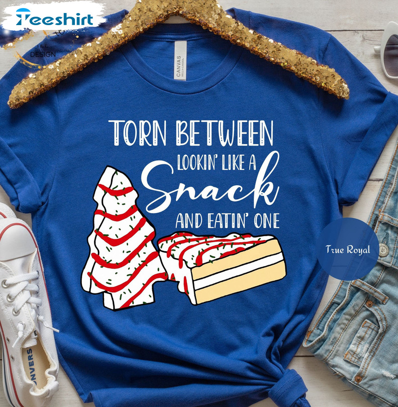 Torn Between Lookin’ Like A Snack And Eatin’ One Shirt – Christmas Tree Cake Unisex Hoodie Long Sleeve