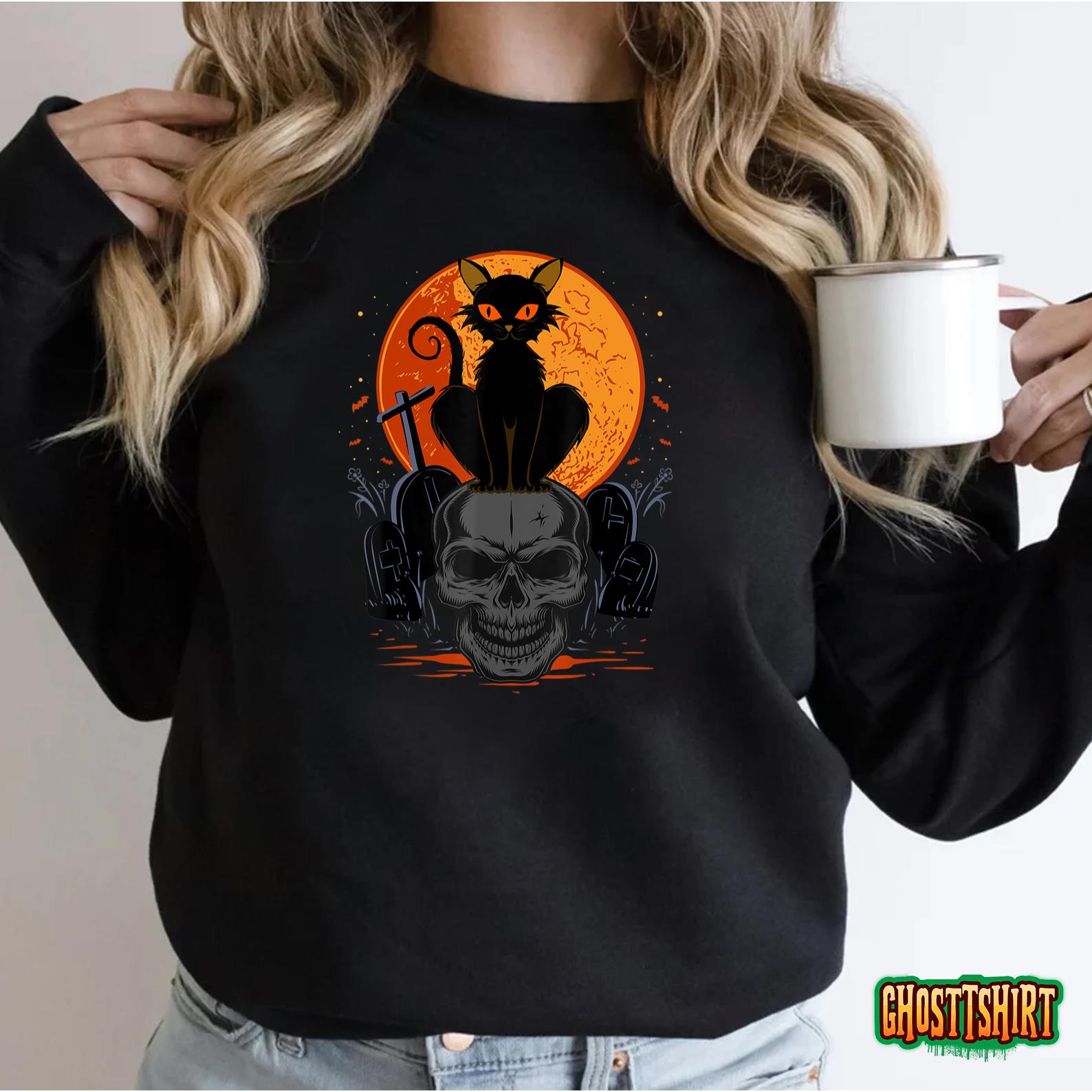 Cute Halloween Gothic Black Cat Standing On Skull Art T-Shirt