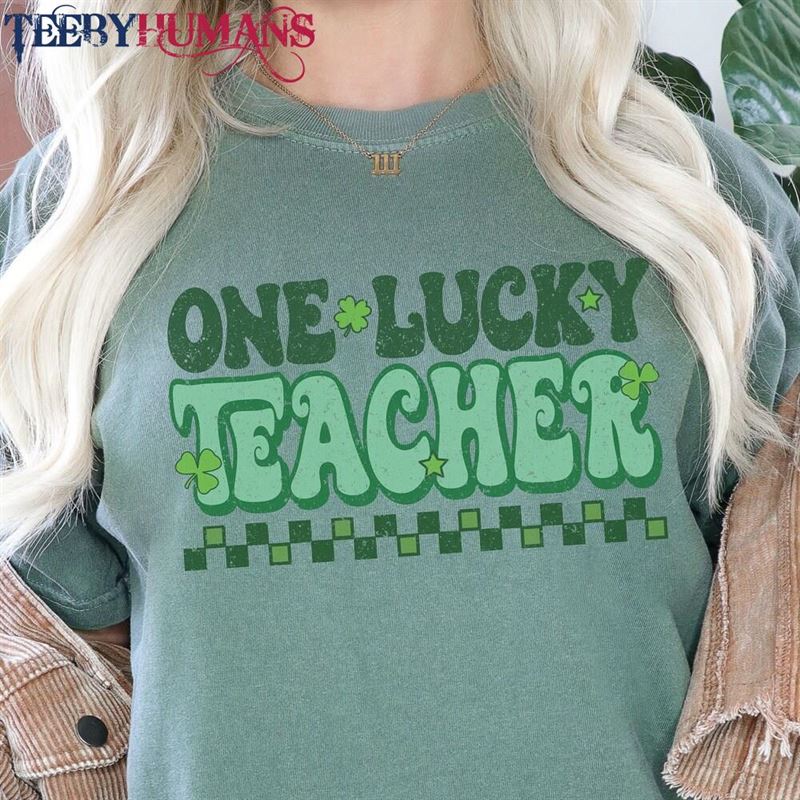 Comfort Colors One Lucky Teacher St Patricks Day Shirt Retro Patrick’s T-Shirt Hoodie