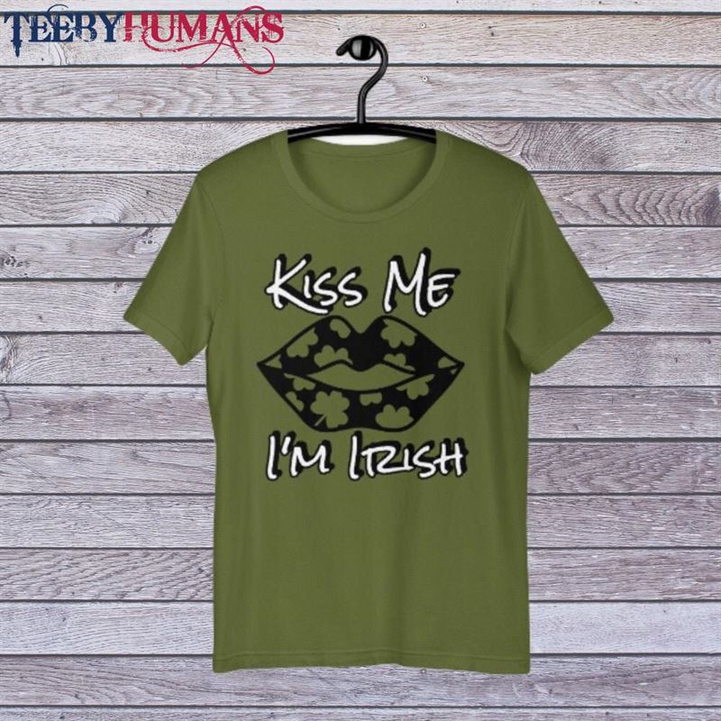 Kiss Me I’m Irish Womens St Patricks Day T-Shirt Sweatshirt