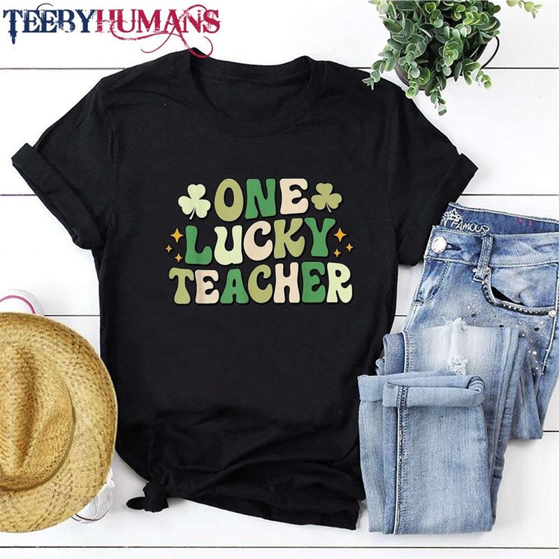 One Lucky Teacher Groovy T-Shirt Retro St Patrick’s Day Shirt Unisex Sweatshirt