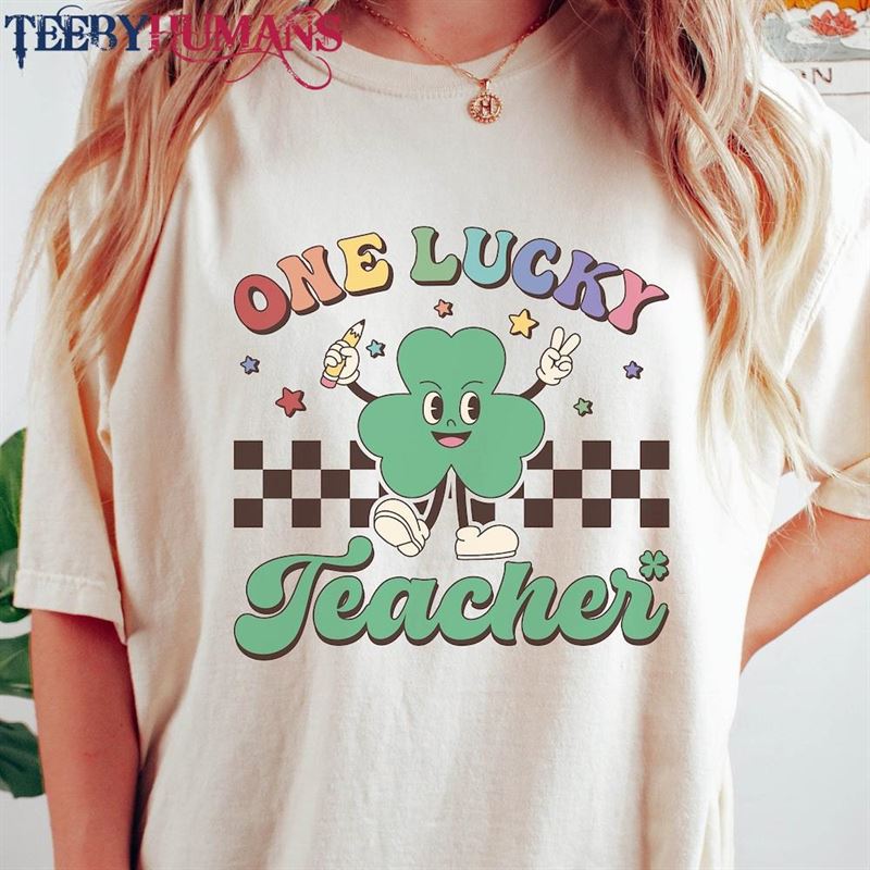 St Patrick’s Day Teacher Shirt Shamrock Retro Lucky Gift Comfort Colors T-Shirt Hoodie