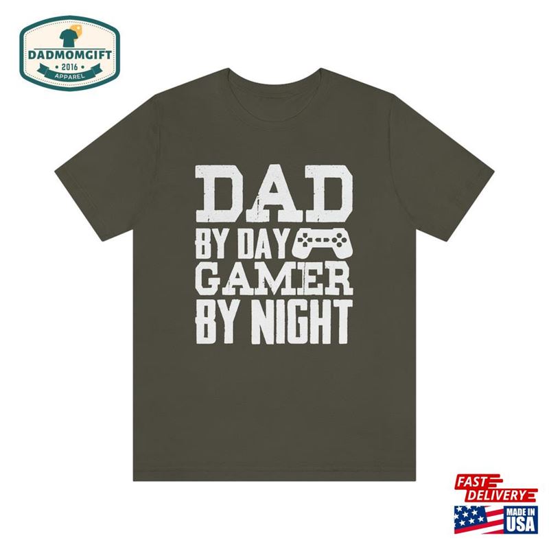 Dad By Day Gamer Night T-Shirt Level Unlocked Shirt Retro Gaming Gift T Hoodie