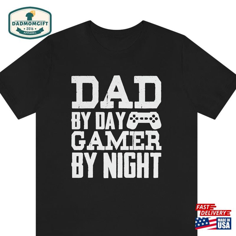 Dad By Day Gamer Night T-Shirt Level Unlocked Shirt Retro Gaming Gift T Hoodie