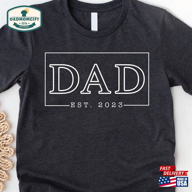 Dad Est 2023 Fathers Day Gift Funny Shirt Men Unisex T-Shirt