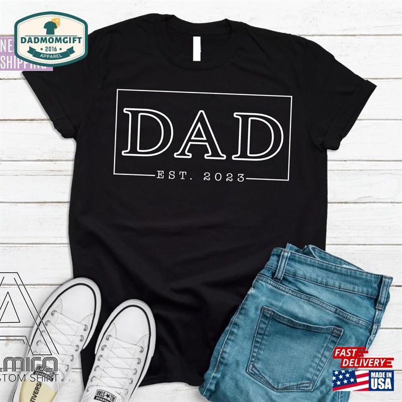 Dad Est 2023 Fathers Day Gift Funny Shirt Men Unisex T-Shirt