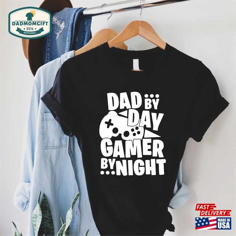 Funny Dad Shirt By Day Gamer Night T-Shirt Father Sweatshirt Classic