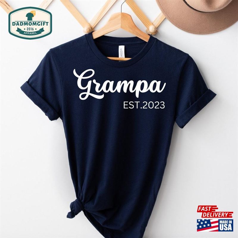 Grampa Est 2023 Shirt Sweatshirt Pregnancy Announcement Classic Hoodie