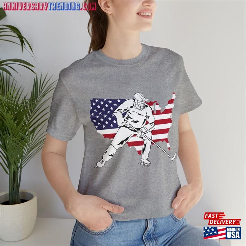 Hockey Player Usa Flag Map Patriotic Unisex Jersey Short Sleeve Tee T-Shirt Sweatshirt Classic – Bipubunny Store