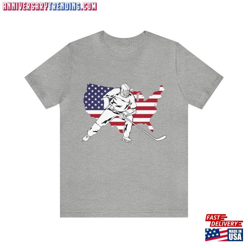 Hockey Player Usa Flag Map Patriotic Unisex Jersey Short Sleeve Tee T-Shirt Sweatshirt Classic – Bipubunny Store