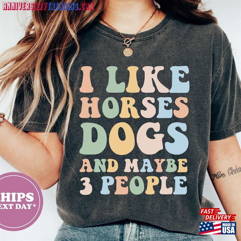 I Like Horses Dogs And Maybe 3 People T-Shirt Dog Mom Shirt Gift For Horse Lover Trainer Tee Animal 23W Classic – Bipubunny Store