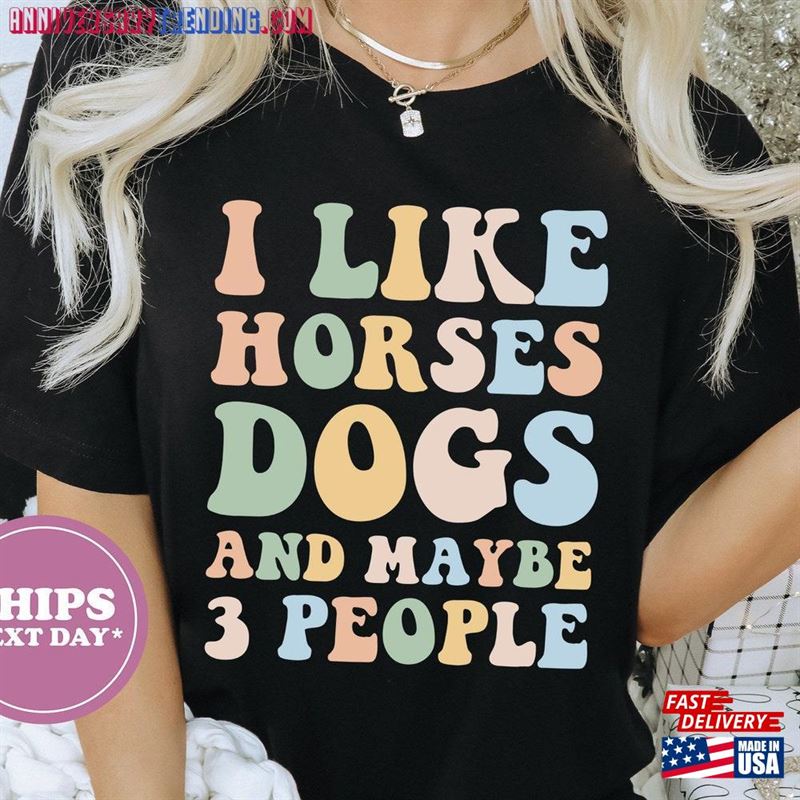 I Like Horses Dogs And Maybe 3 People T-Shirt Dog Mom Shirt Gift For Horse Lover Trainer Tee Animal 23W Classic – Bipubunny Store