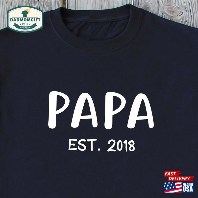 Papa Est 2018 Pregnancy Announcement Shirt Sweatshirt Classic