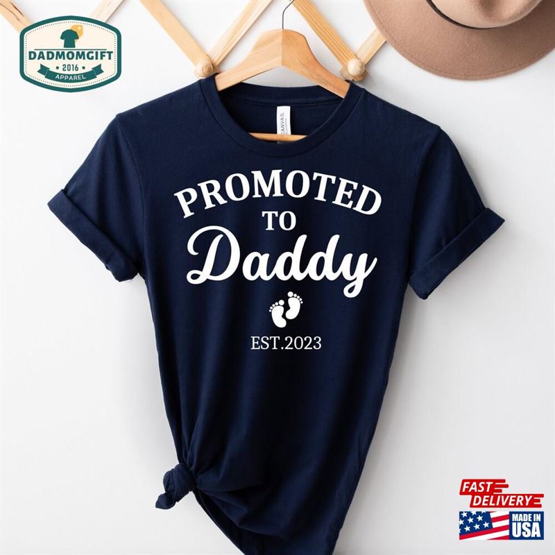 Promoted To Daddy Est 2023 Shirt New Sweatshirt Baby Announcement Gift Classic