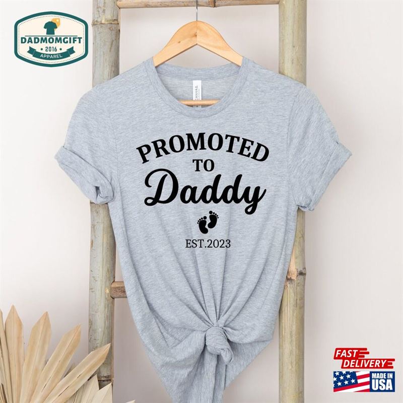 Promoted To Daddy Est 2023 Shirt New Sweatshirt Baby Announcement Gift Classic