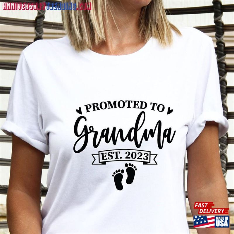 Promoted To Grandma Est 2023 Shirt First Time T-Shirt Baby Feet Classic Unisex – Bipubunny Store