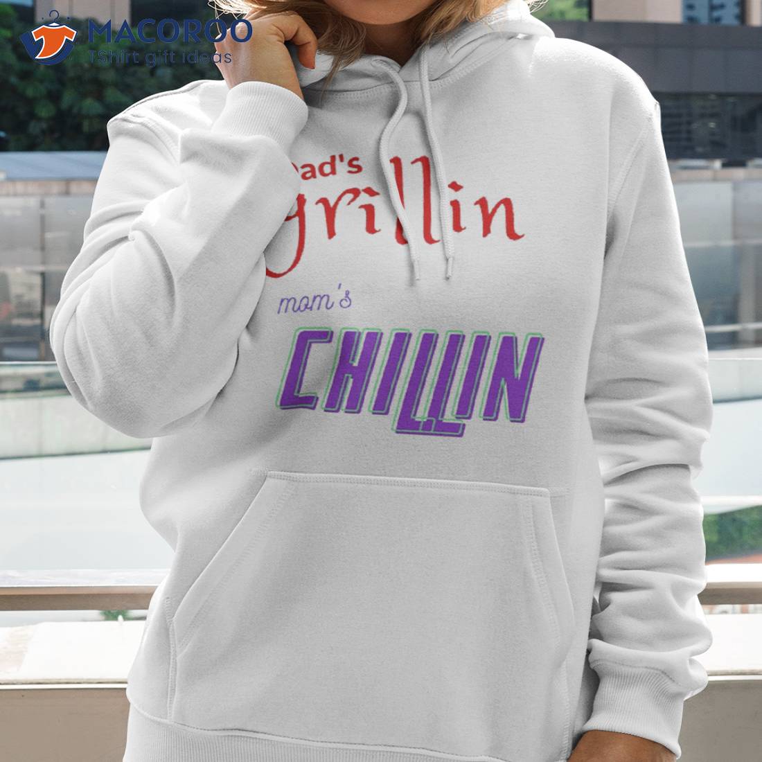 Dad’s 9rillin Mom Chilling T-Shirt