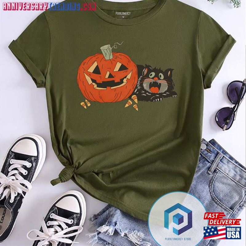 Black Cat Scared By Carved Pumpkin’s Evil Smile T-Shirt Halloween Sweatshirt