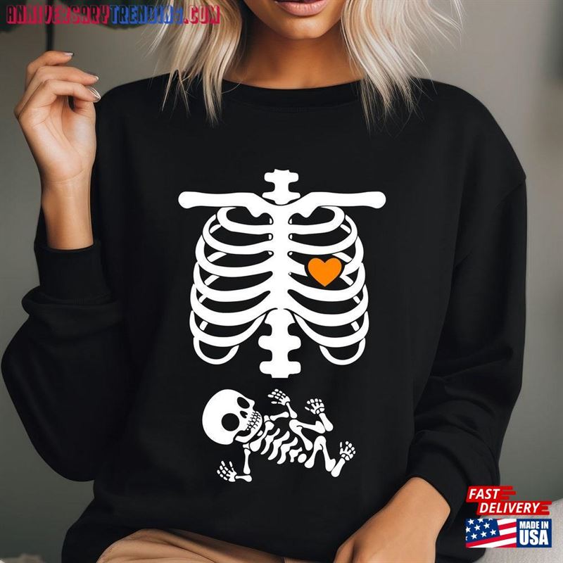 Halloween Maternity Sweatshirt Funny Skeleton Pregnancy Announcement Shirt 2023 Pregnant Women Costume Unisex Classic