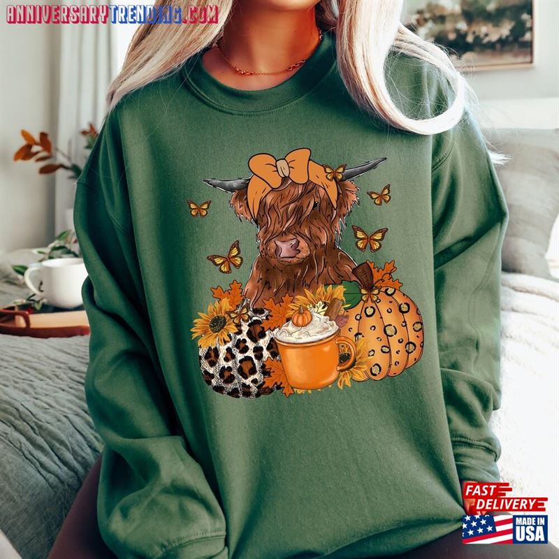 Howdy Fall Cow Sweatshirt Floral Pumpkin Sweater Western Shirt T-Shirt Classic