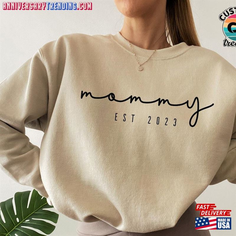 Mommy Est 2023 Shirt Custom Mama Sweatshirt Pregnancy Announcement T-Shirt