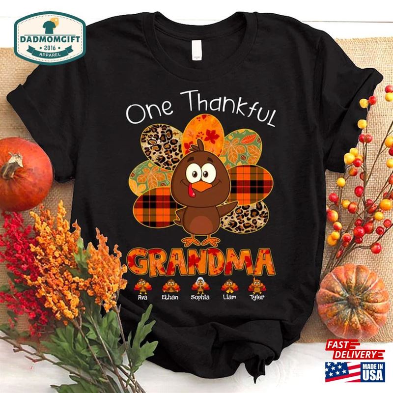 Personalized One Thankful Grandma Turkey Fall Floral Leopard Thanksgiving 2023 Shirt Gift For Mom Classic Hoodie