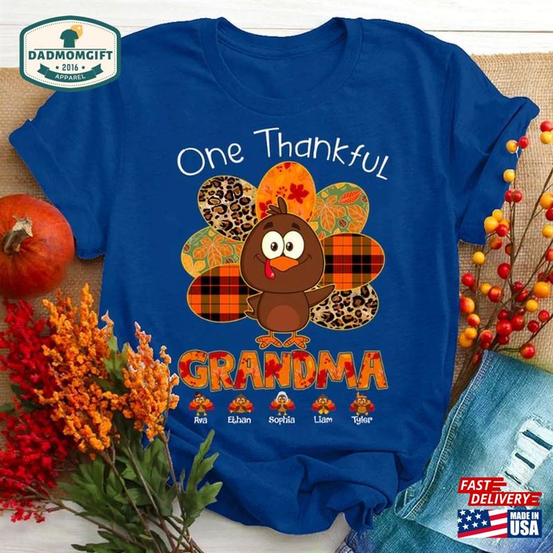 Personalized One Thankful Grandma Turkey Fall Floral Leopard Thanksgiving 2023 Shirt Gift For Mom Classic Hoodie