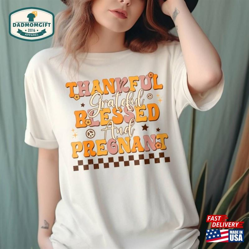 Retro Thankful Grateful Blessed And Pregnant T-Shirt Thanksgiving Pregnancy Announcement Unisex Classic