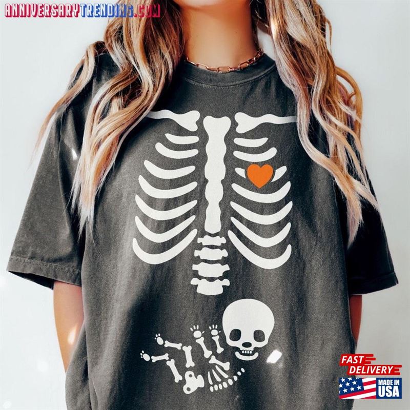 Skeleton Halloween Maternity Shirt Funny Pregnancy Announcement 2023 Tshirt Spooky Pregnant Costume Sweatshirt Hoodie