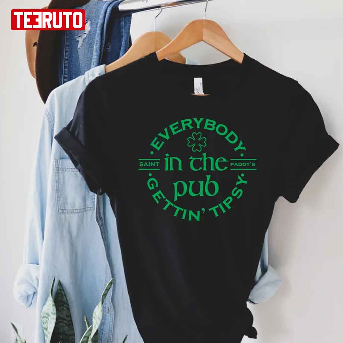 Saint Paddy’s Everybody In The Pub Gettin Tipsy St Patricks Day Unisex T-Shirt